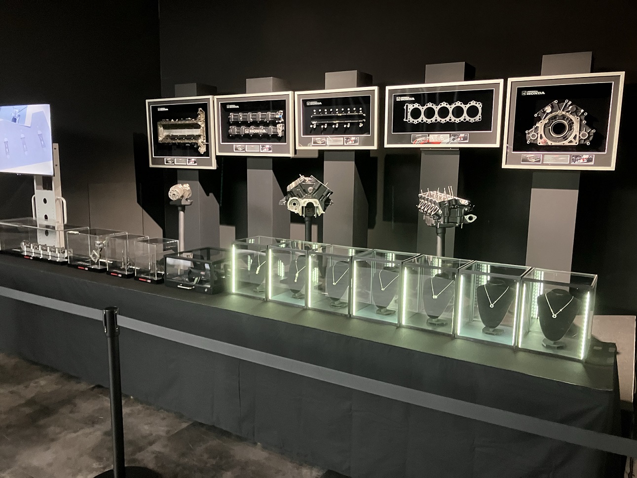 ホンダ・レーシング(HRC) × 株式会社B.L.S.のコラボレーションによる「Art Piece Collection」を展示